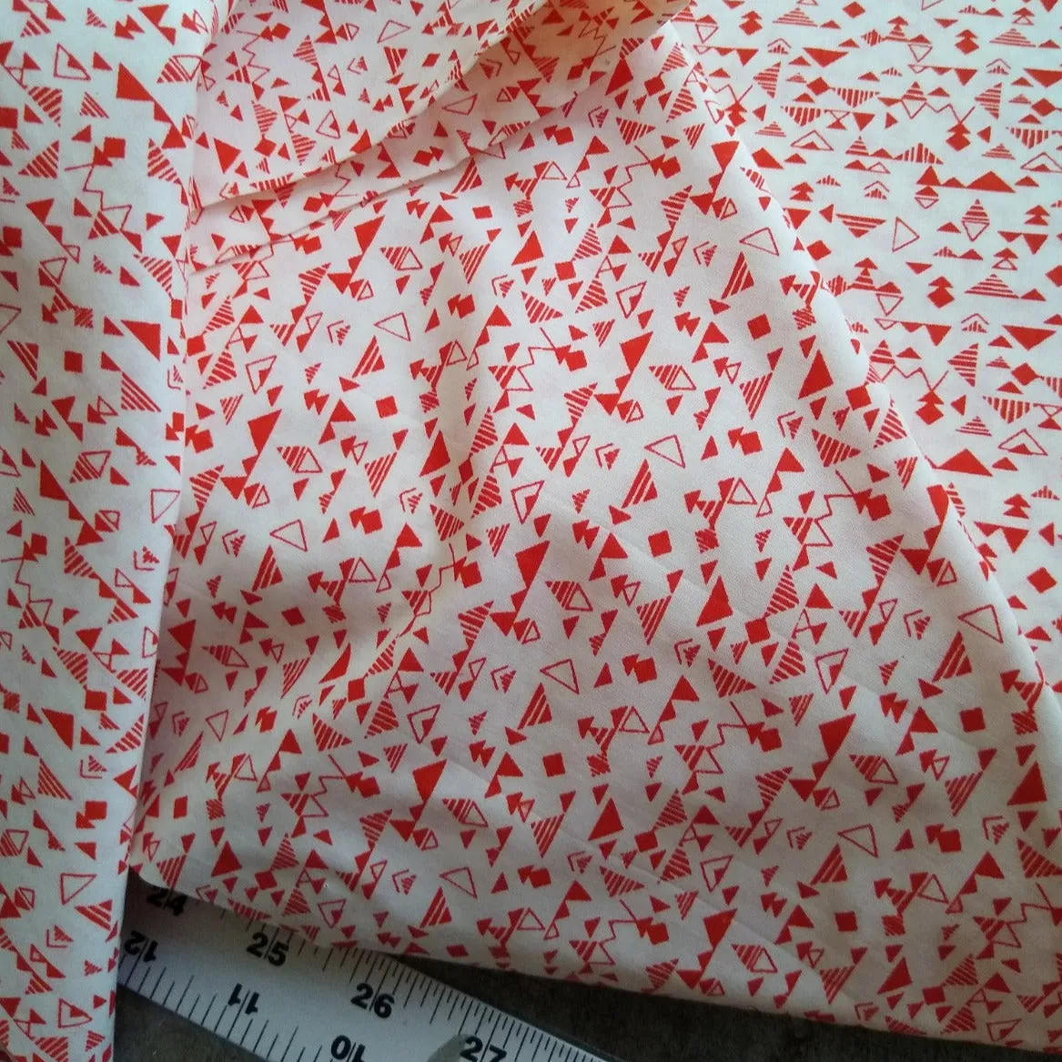 Cotton Lawn / Triangles / Red