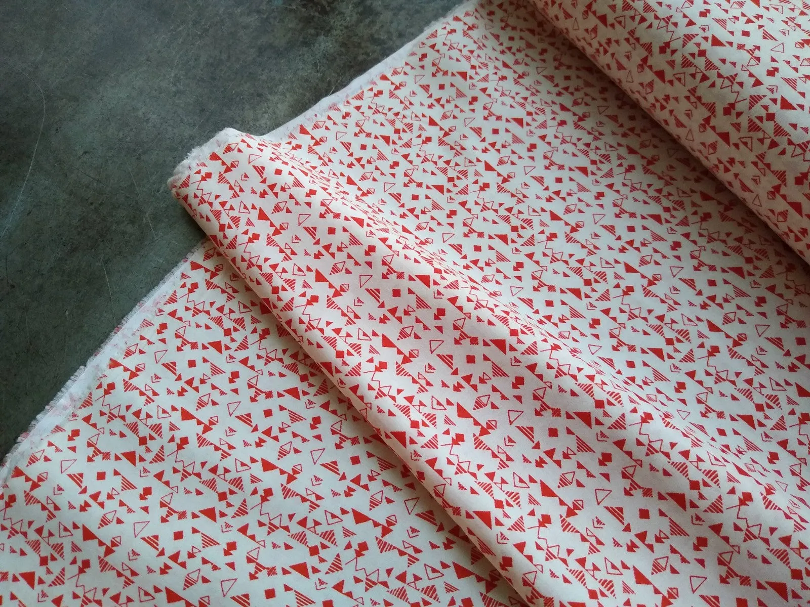 Cotton Lawn / Triangles / Red