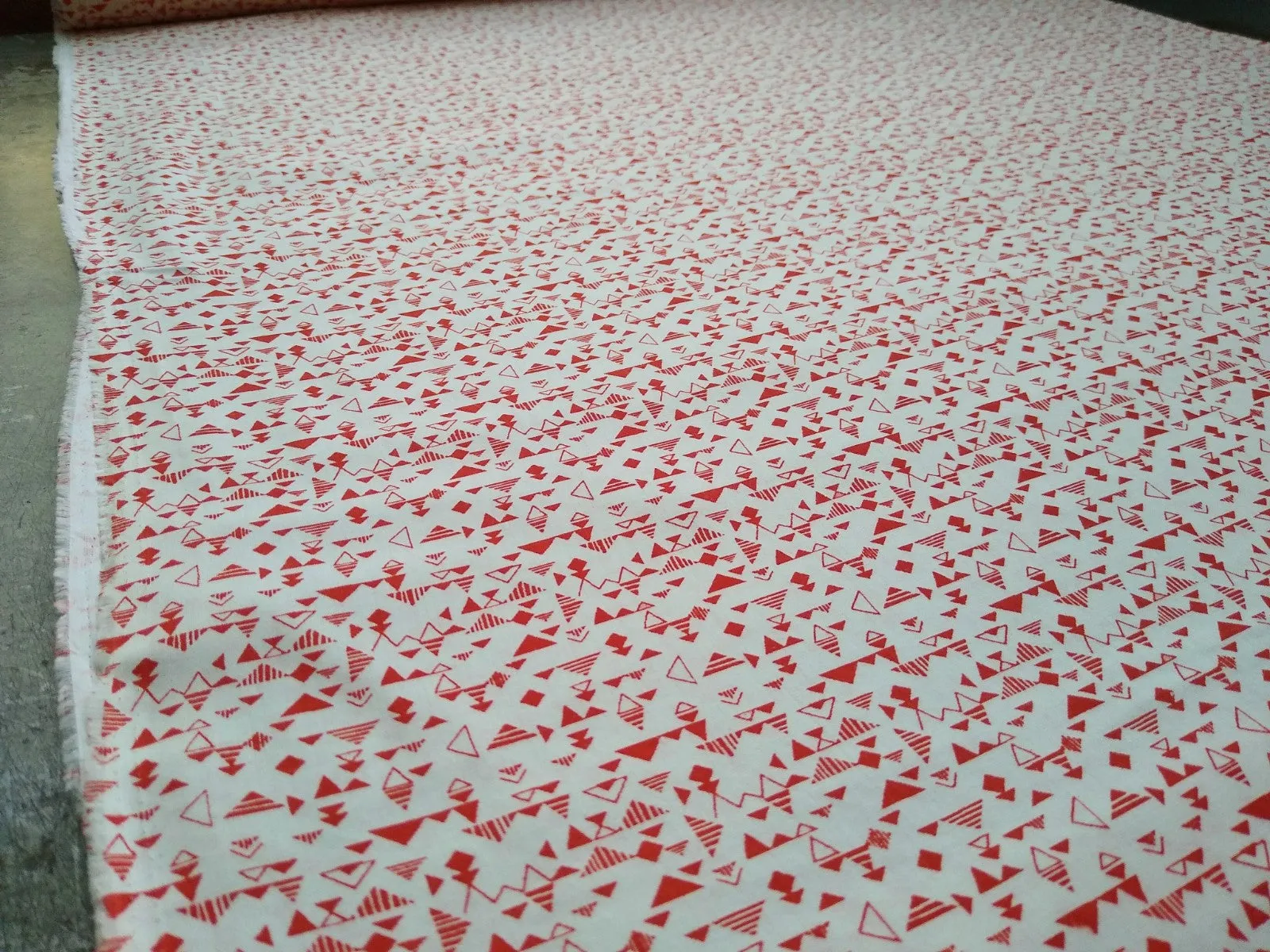 Cotton Lawn / Triangles / Red