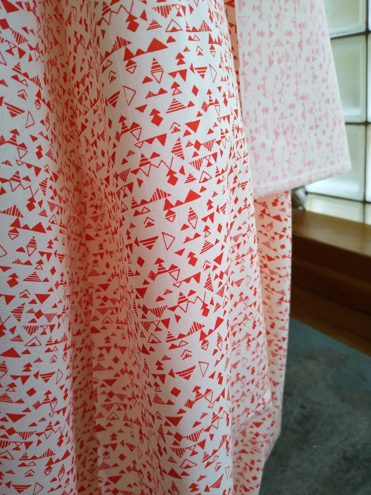Cotton Lawn / Triangles / Red